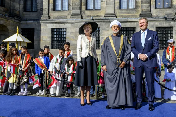 Koningin Máxima en koning Willem-Alexander verwelkomen de sultan van Oman op de Dam, april 2025.