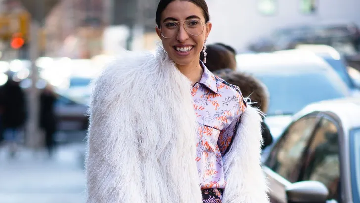 Vrouw met sleek hair.