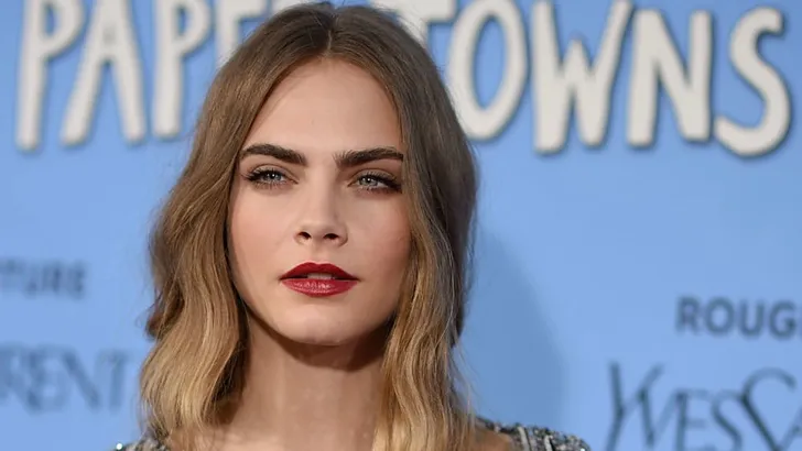 Cara Delevingne duwt paparazzo omver