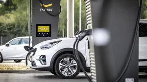 Coalitie van laadbedrijven eist via de politiek een einde aan de monopoliepositie van tankstations op gemeentegrond