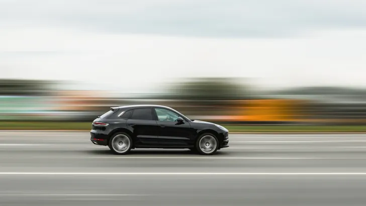 Na de overheid willen nu ook autofabrikanten zelf de topsnelheid van nieuwe modellen beperken