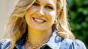 Máxima straalt in spijkerjurk van Co (en nu wil iedereen 'm hebben)