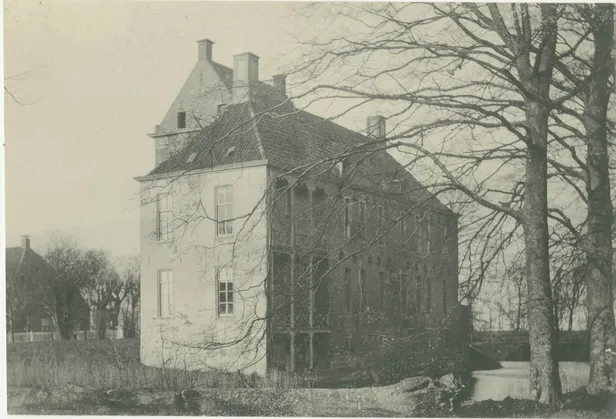 Achterzijde van Borg Dijksterhuis in Pieterburen