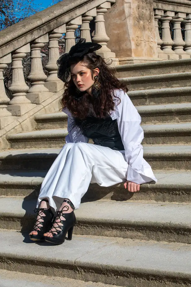 Shirt: Black Book the Label | Top: W!ldch!ld | Broek: Alsedà | Sandalen: Najjat Harb | Oorbellen: Aimer Gil | Hoedje: Ingrid Mako