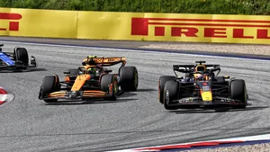 De McLaren van Lando Norris en de Red Bull van Max Verstappen