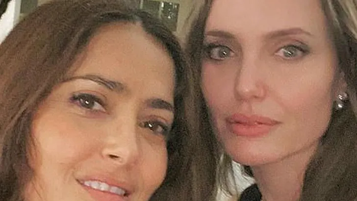 Waarom duwt Angelina Jolie Salma Hayek in een taart?