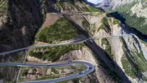 Geen stikstofregels: China asfalteert doodleuk duizenden kilometers dwars door de bergen