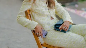 Vrouw met stijlvolle look.