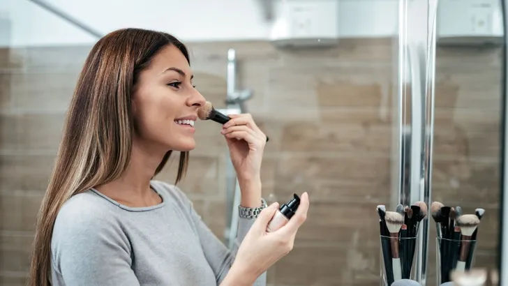 Vrouw doet haar make-up.