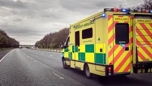 Tienermeisje valt uit rijdende ambulance en belandt midden in de spits op de snelweg