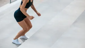 Vrouw voert buiten work-out uit op de trap