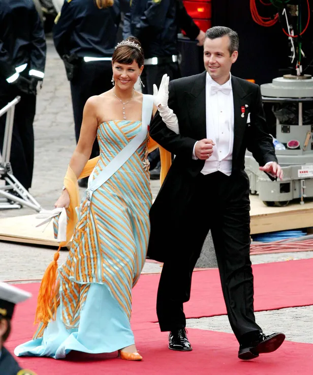 Prinses Märtha Louise en Ari Behn bij het huwelijk van Frederik en Mary van Denemarken, 2004.