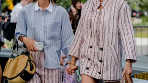 Vriendinnen met stijlvolle looks.