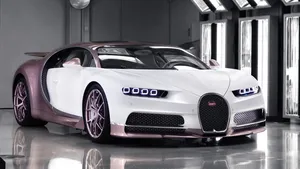 Man geeft roze Chiron Sport als Valentijnscadeautje