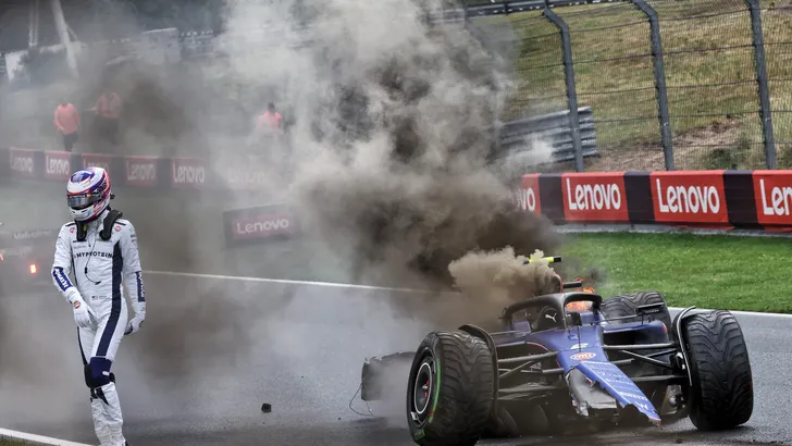 Logan Sargeant van Williams na een zware crash op Zandvoort