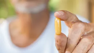 Man met vitamine in zijn hand