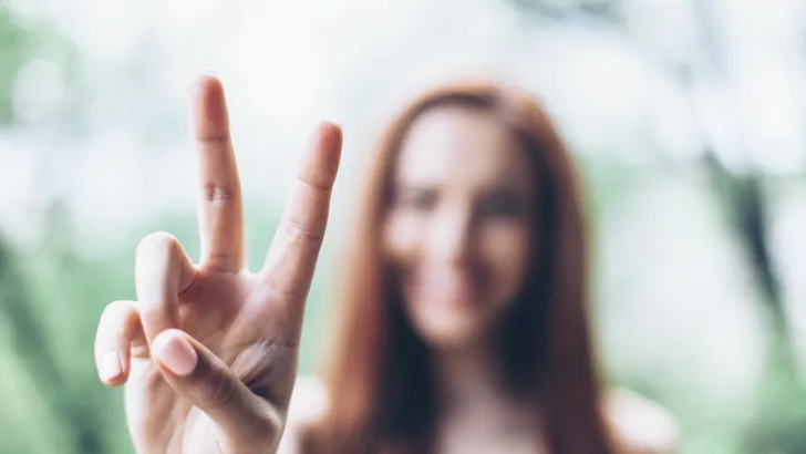 De enge reden waarom je geen 'peace'-teken op je foto zou mogen doen