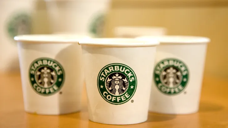 Je raadt nooit wat je met de deksel van je Starbucks-drankje kunt