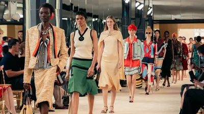 Ontwerper Matthieu Blazy dook in de archieven van Chanel voor zijn eerste Cruise-collectie. Het resultaat is een moderne droom aan de Baskische kust.