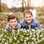 Kronprinsessfamiljen fotograferade vid Haga slott, maj 2021.
Prinsessan Estelle och Prins Oscar