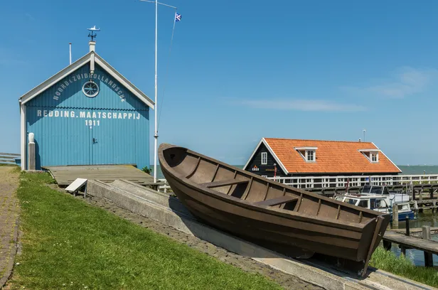 Het blauwe reddinghuisje in Hindeloopen