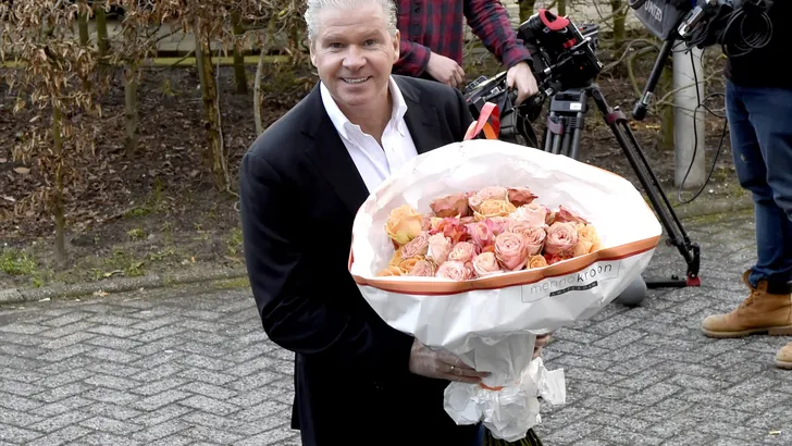 Jarige Mark Rutte krijgt van Dries Roelvink een bos bloemen