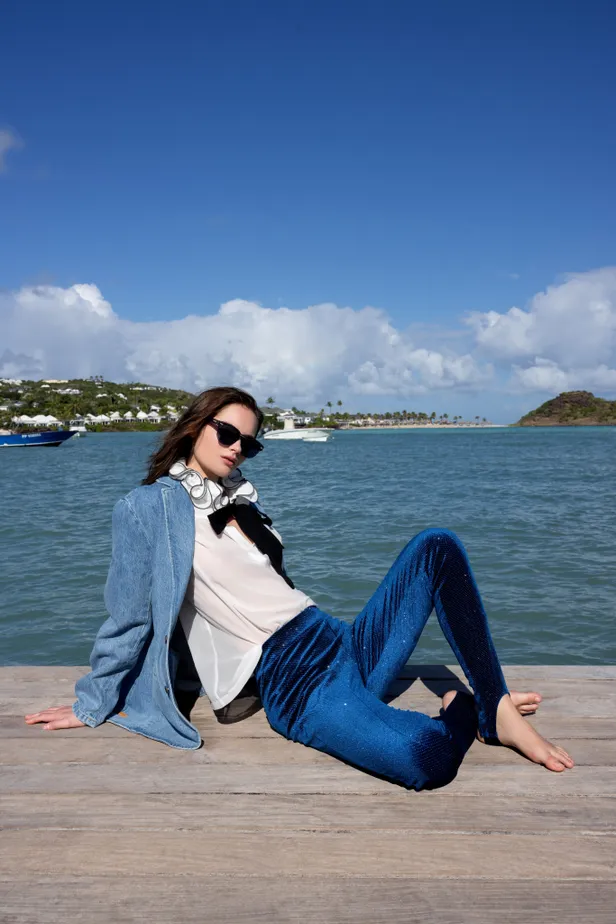 Spijkerjasje: Atelier Tuffery | Blouse en legging: Glamoda | Zonnebril: Movitra