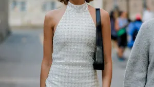 Vrouw met elegante jurk aan.