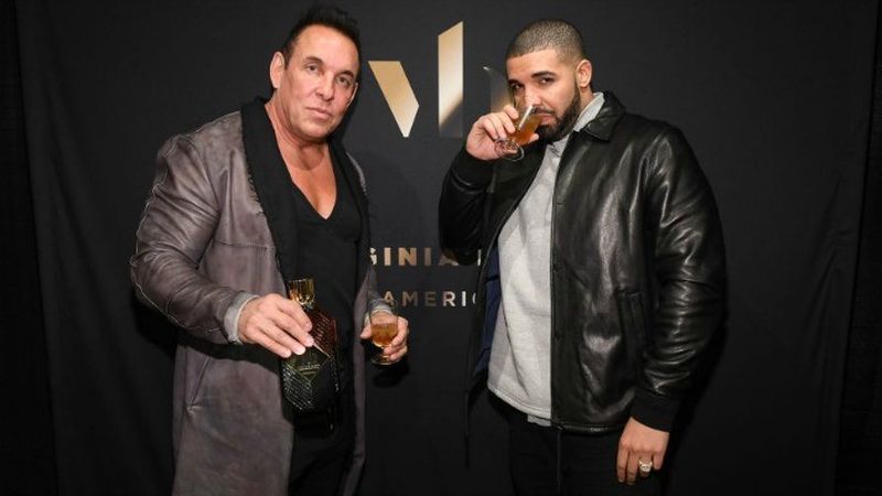 Flessen whiskey van Drake vliegen als warme broodjes over de toonbank ...