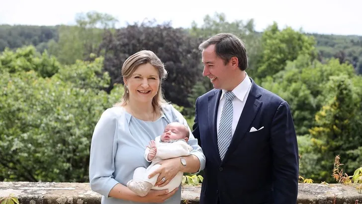 Lief! Nieuwe foto's van babyprinsje Charles