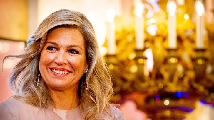 Koningin Máxima reikt de Appeltjes van Oranje uit