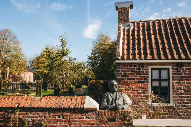 't Hoeske van Thais Joaptje in Rottum met een borstbeeld van schrijver Jan Boer