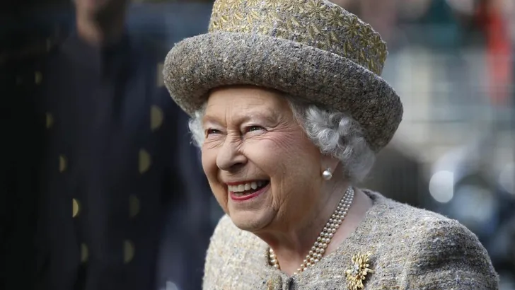 Zien: 90-jarige Queen Elizabeth rijdt paard