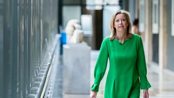 Minister Ollongren neemt briefstemmen op de schop