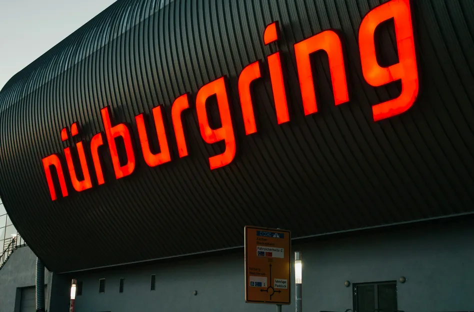 De Nurburgring, waar Xiaomi een heel snel nieuw record heeft gezet