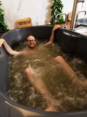 Een spa voor mannen - onbeperkt bieren in een Brussels bubbelbad