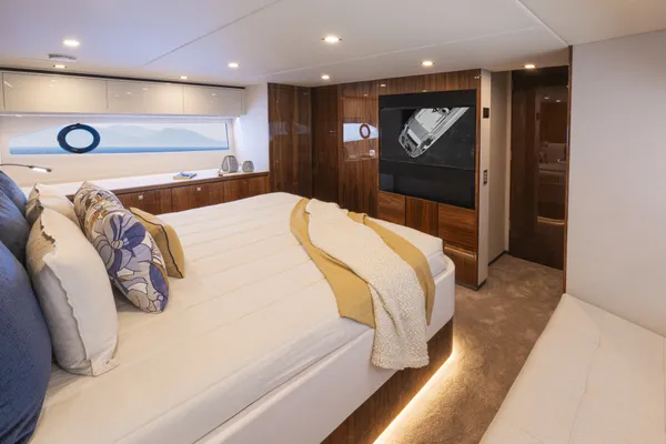 Riviera 5600 Sport Yacht