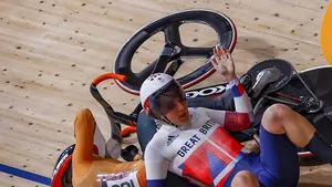 Van Riessen reageert na val in keirin: 'Zo blij dat Matthijs Buchli bij me was'