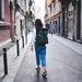 vrouw is aan het wandelen door de stad