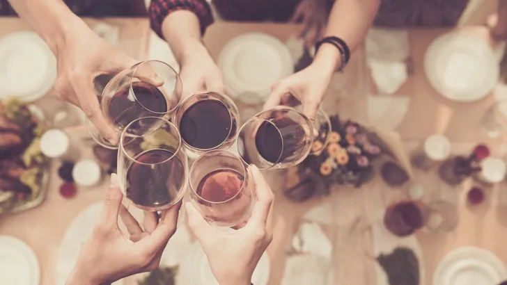 Science says: hoe dronken jij je voelt, hangt ervan af met wie je drinkt