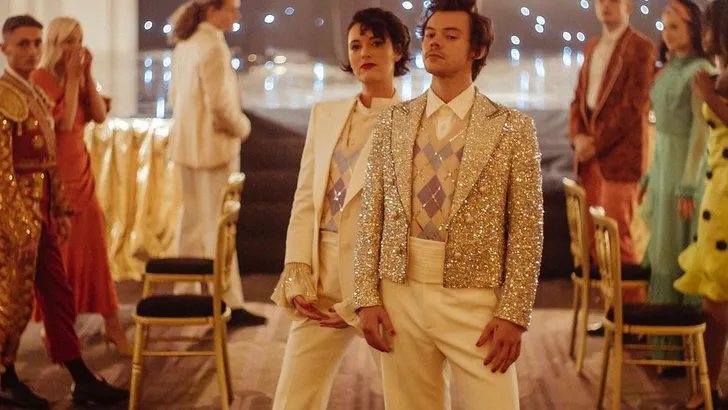 Vrolijke kickstart: Phoebe Waller-Bridge en Harry Styles 