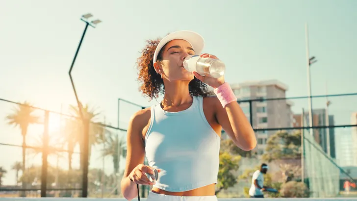 vrouw drinkt een lekker drankje