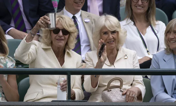 Nee, je ziet niet dubbel – dat zijn koningin Camilla en haar zus, Annabel Elliot, langs de lijn bij Wimbledon 2024. 