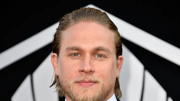 Dít doet Charlie Hunnam om in shape te komen en te blijven