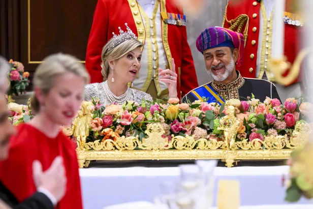 Koningin Máxima in gesprek met de sultan van Oman tijdens het staatsbanket, april 2025.