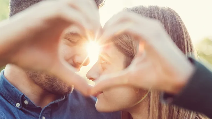 10x wat er met je lichaam gebeurt als je verliefd bent 