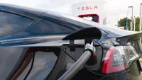 Activisten laten banden 'benzineslurpende' Tesla leeglopen
