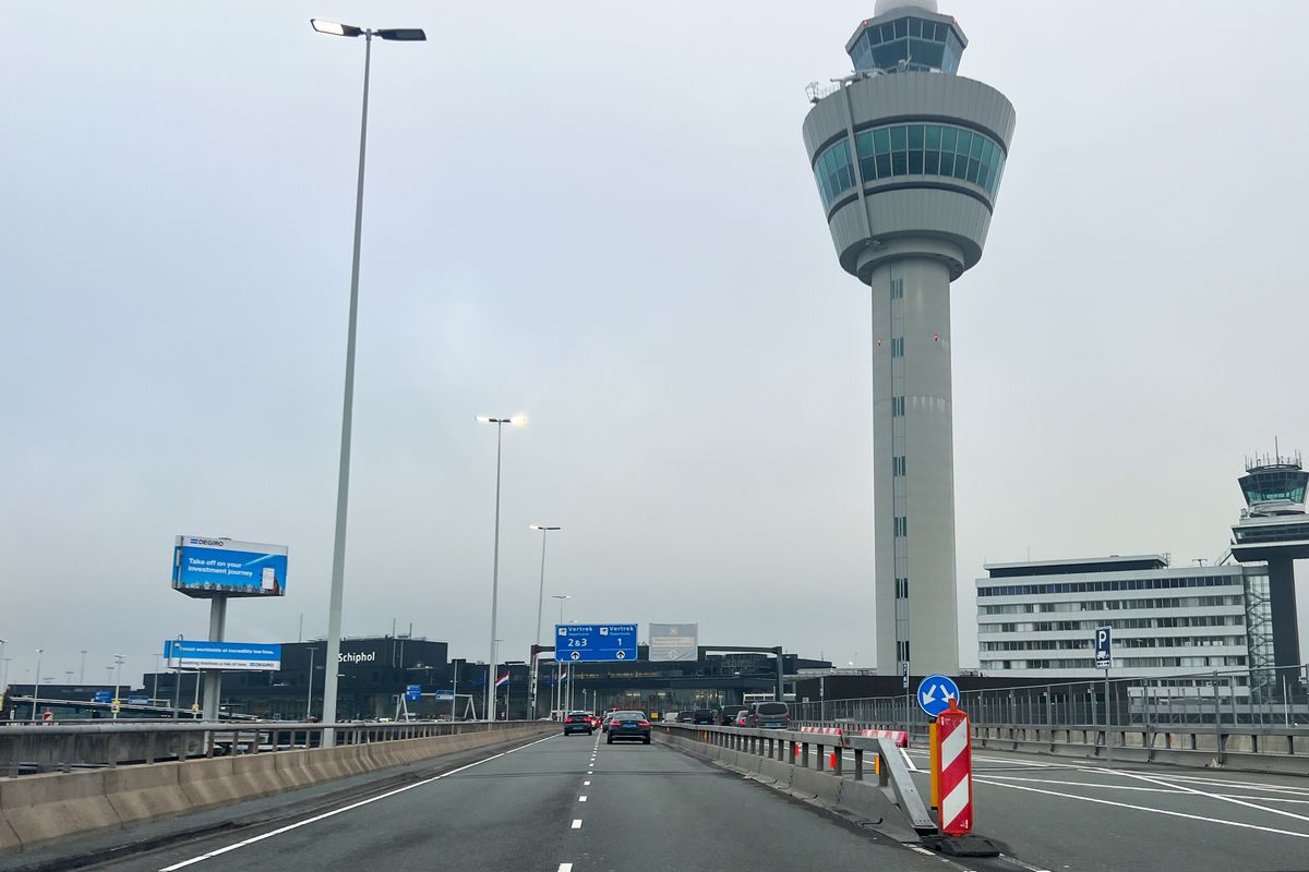 Waarom je bij het verlaten van Schiphol ineens dit onverwachte verkeersbord passeert