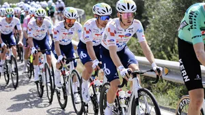 Renners van TotalEnergies geformeerd in het peloton.