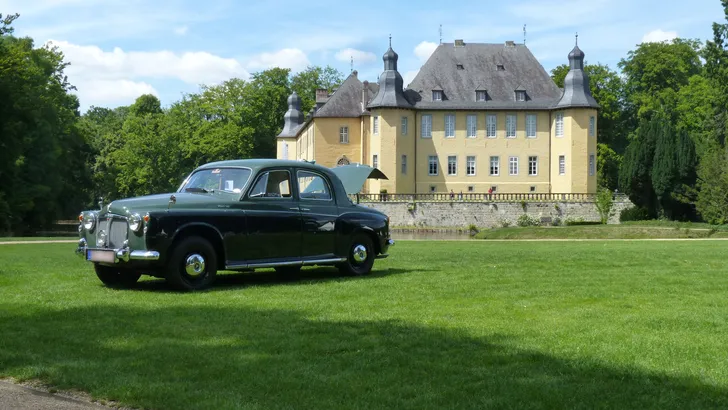 In dit vervallen kasteel stond een autocollectie die decennia onopgemerkt bleef